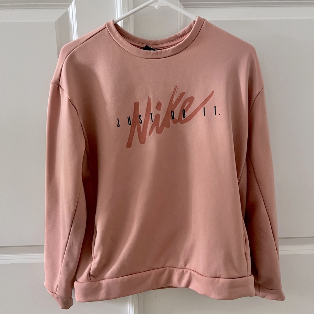Nike Sweatshirt. Fits oversized. has pockets!!!